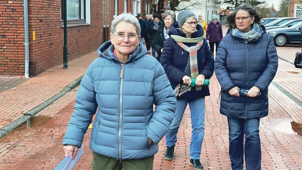 Vereinsvorsitzende Monika Berndt (links) führte die Teilnehmer vom Sielhus zur reformierten Kirche als erste Station des Neujahrsspaziergangs.  © Fotos: Kuper