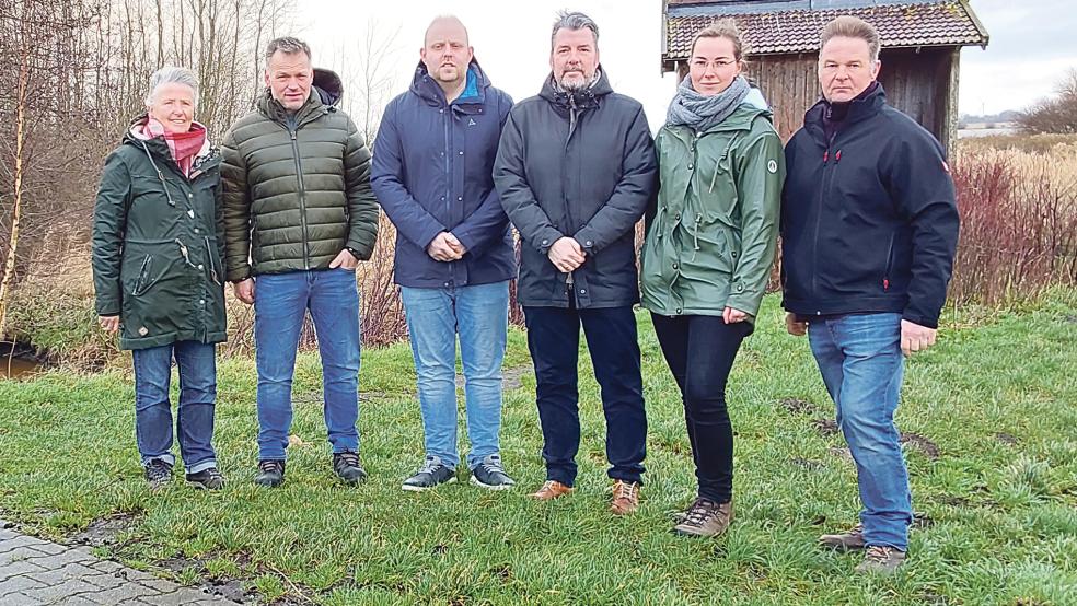 Die Vertreter der »Lokalen Gebietskooperation Rheiderland« (von links) Agnes Ratering, Georg Sterrenberg, Tobias Heller, Thomas Imsande, Mara Bekker und Klaus Borde vor der Aussichtshütte am Swartwolder Kolk.  © Foto: NABU/Mara Bekker