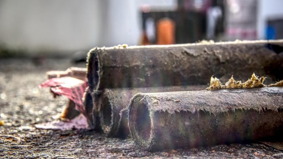 Bei den schweren Explosionen in Midwolda sind Häuser und Autos beschädigt worden.  © pixabay (Beispielbild)