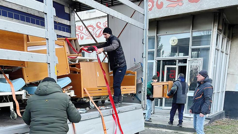 Am Zentralkrankenhaus im ukrainischen Smijiw: Helfer entladen einen der beiden Lastwagen.  © Foto: Verein »Hilfsanker Ostfriesland«