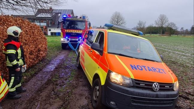 Notarztfahrzeug fährt sich in durchweichtem Boden fest