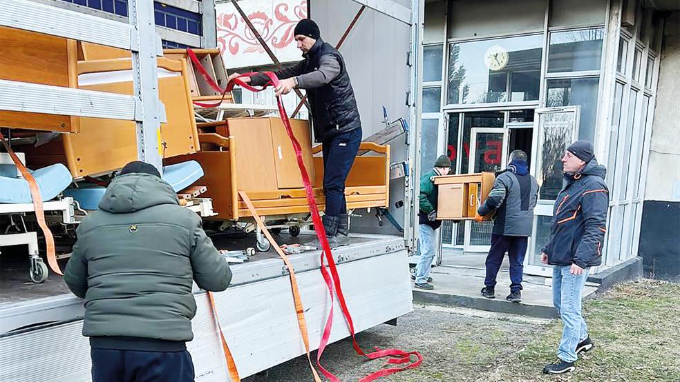 Am Zentralkrankenhaus im ukrainischen Smijiw: Helfer entladen einen der beiden Lastwagen.  © Foto: Verein »Hilfsanker Ostfriesland«