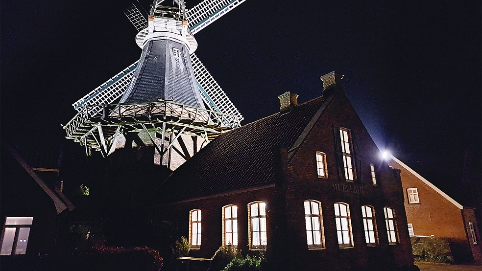 Auch für Einheimische ein Blickfang: Die Mühle in Ditzum mit dem Müllerhaus.  © Foto: Szyska