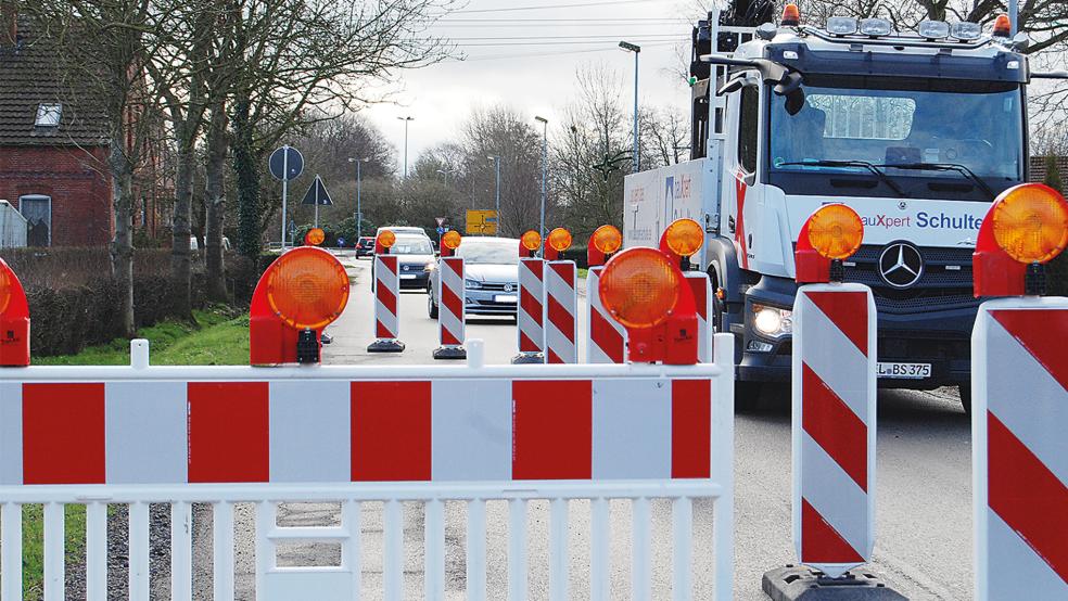 Die Hauptstraße in Stapelmoor, sie ist auch Landesstraße, ist derzeit kurz vor dem Kreisel in Richtung Ortsausgang halbseitig gesperrt.  © Foto: Hoegen