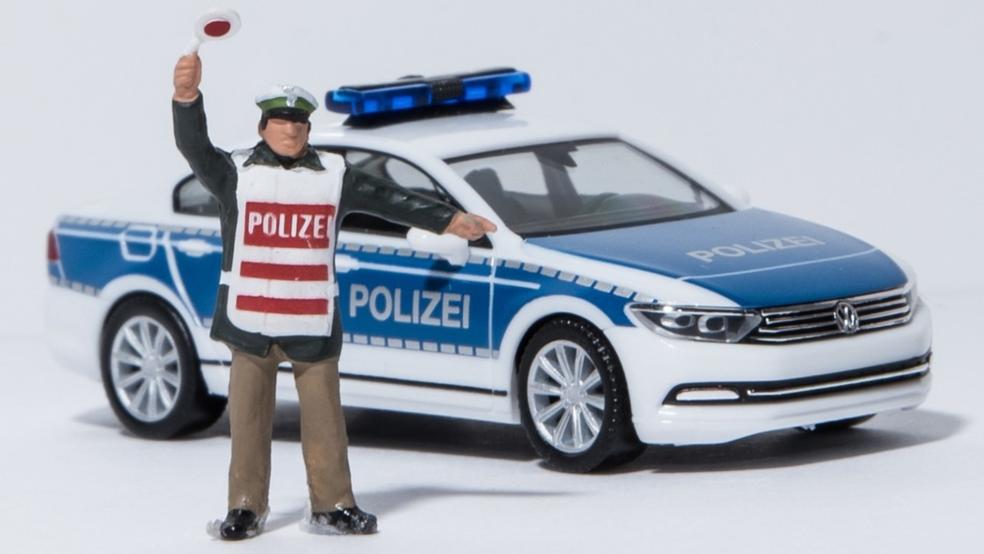 Erst als der Fahrer sein Auto auf der Königstraße in Warsingsfehn stoppte, konnte die Polizei ihn kontrollieren. © Pixabay (Symbolfoto)