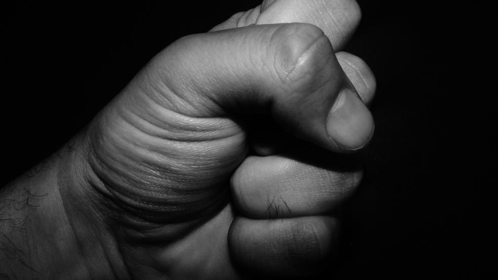 Mit Schlägen und Tritten attackierten die Männer ihr Opfer. © Pixabay (Symbolfoto)