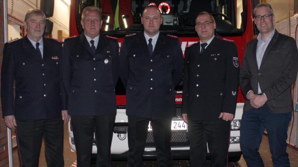 Auf dem Foto von links: Ehrenstadtbrandmeister Gerhard Dekker, Helmut Erfkamp, sein Nachfolger Steffen Voss, Stadtbrandmeister Jörg Fisser und Bürgermeister Heiko Abbas.  © Rand (Feuerwehr)