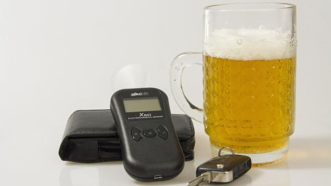 Betrunkener landet mit Auto im Graben