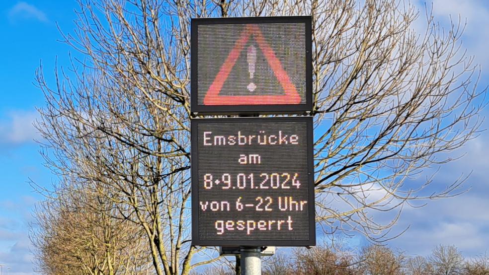 Auf den LED-Tafeln in der Umgebung der Jann-Berghaus-Brücke wird bereits seit Donnerstag auf die Sperrung aufgrund der Bauern-Blockaden hingewiesen. © Szyska
