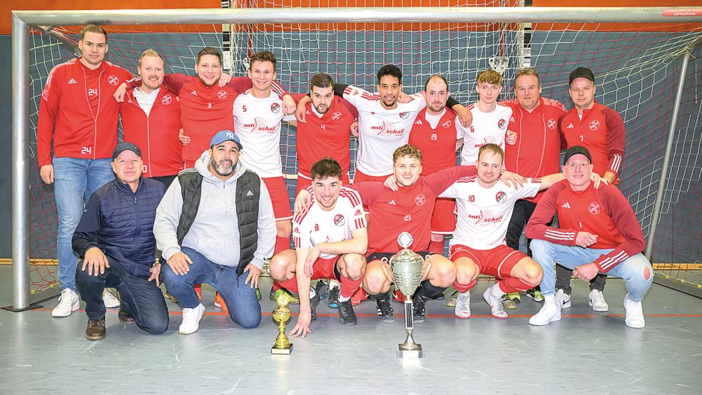 Der SV Ems Jemgum gewann den Rheiderland-Pokal mit einem 5:2-Endspielsieg gegen den BSV Bingum.  © Fotos: Bruins