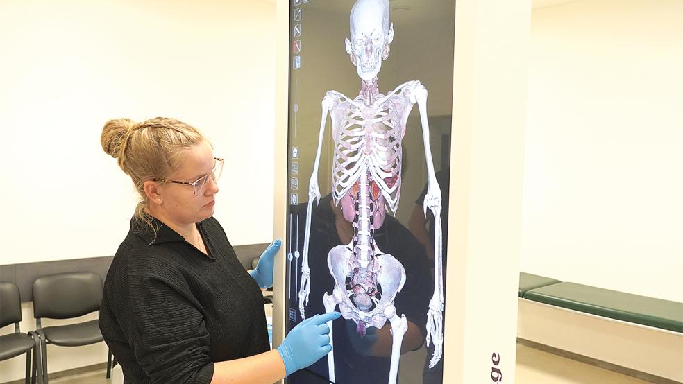 Eine der angehenden PAs im Campus Papenburg ist Ayline Schlarmann. Das Foto zeigt sie am Ananomietisch.  © Foto: Schade