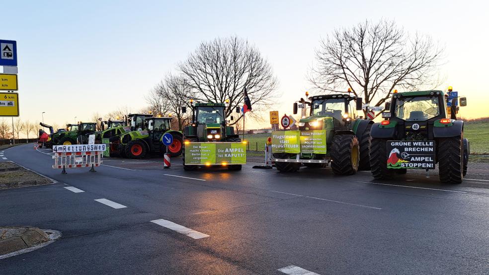 Heute Morgen trafen sich die Landwirte um 6 Uhr, um die Jann-Berghaus-Brücke zu blockieren. © Foto: Szyska