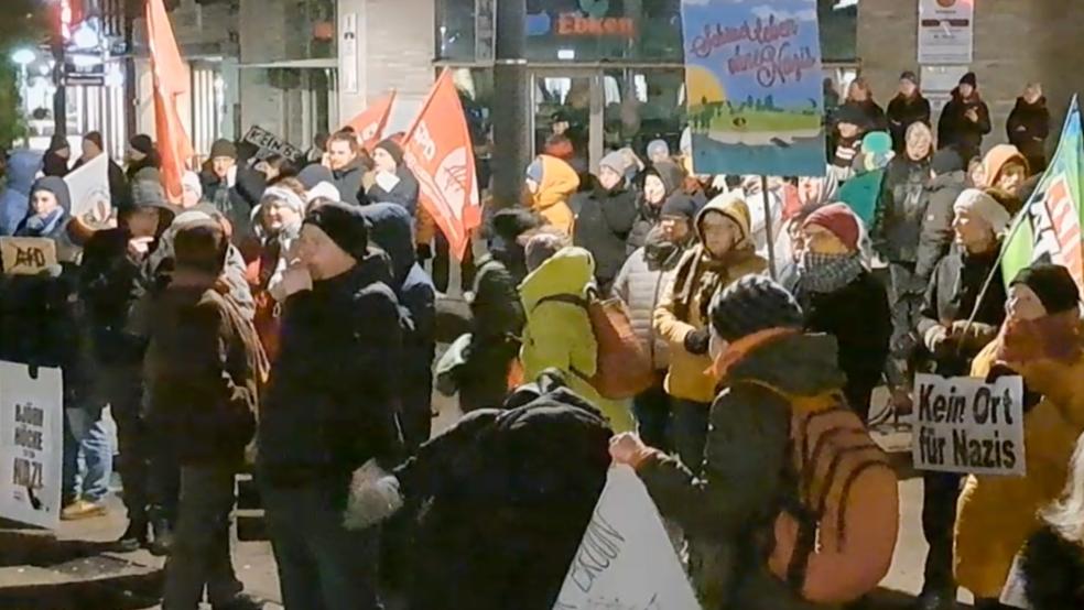 Nach Polizeiangaben versammelten sich rund 90 Menschen zur Gegendemonstration. © privat