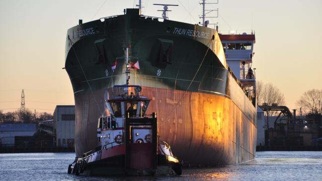 »Thun Resource« durch die Schleuse bugsiert