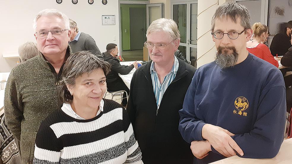 Freerk Hoek (von links), Birgit Zeuner und Peter Rimbach (alle von »Offene Arme) sowie Wolfgang Hermann (»Get together) freuen sich auf die Fusion zu »Offene Arme Rheiderland«.  © Foto: Berents