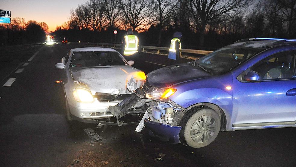 Weil die beteiligten Autos die Fahrbahn teilweise blockierten, kam es zu Verkehrsbehinderungen. © Wolters
