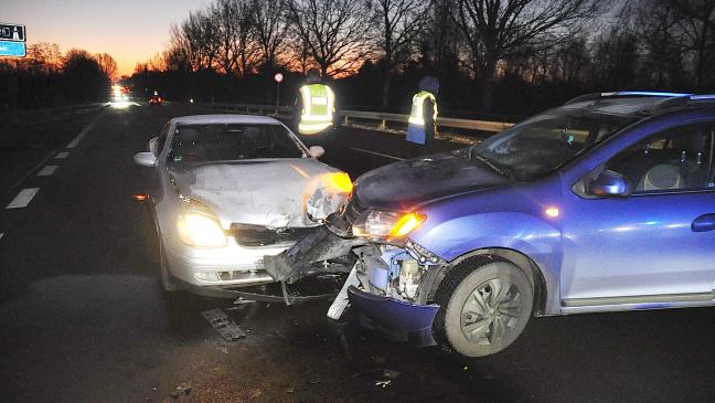 Autos stoßen an Auffahrt zur A 31 zusammen