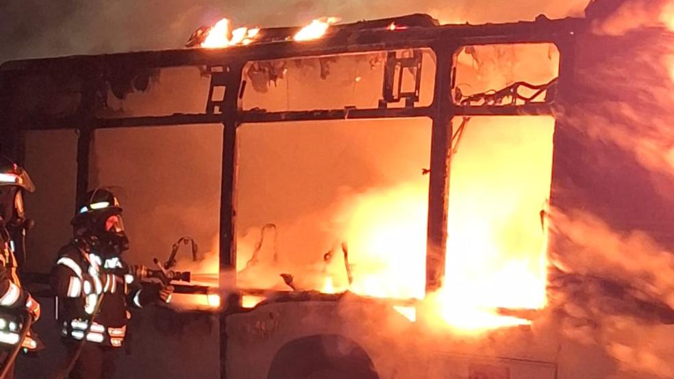 Die Feuerwehr konnte den Totalschaden des Busses nicht mehr verhindern. © Feuerwehr Bunde