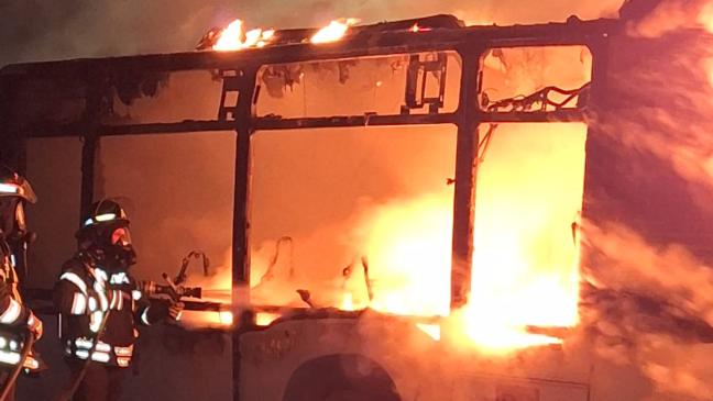 Bus brennt lichterloh
