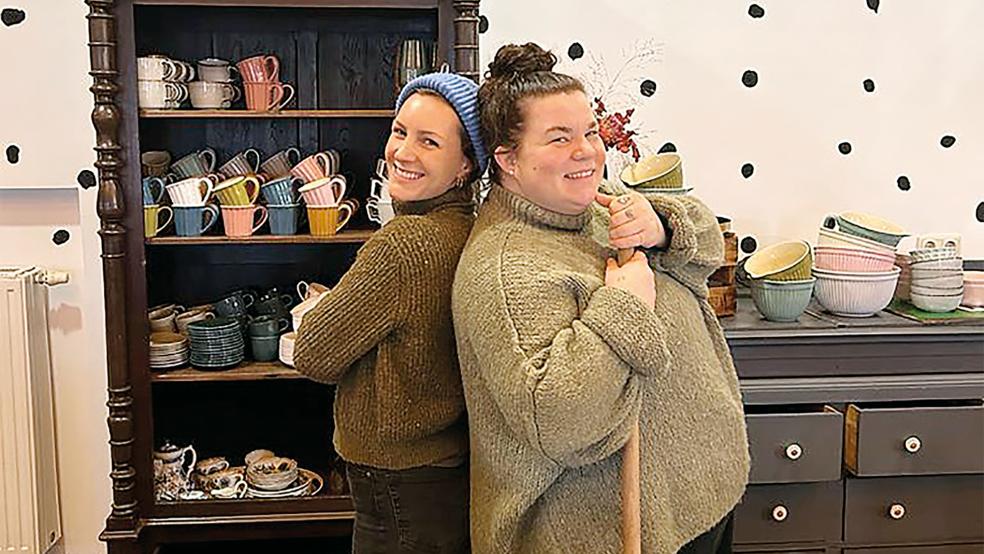Melina Gatzka-Göttrup (rechts) aus Folmhusen und Elena Tomé aus Hesel eröffnen am 26. Januar das Café »Villa Kunterbunt by Kuchenliebe« an der Bundesstraße 70 in Großwolde.  © Foto: privat