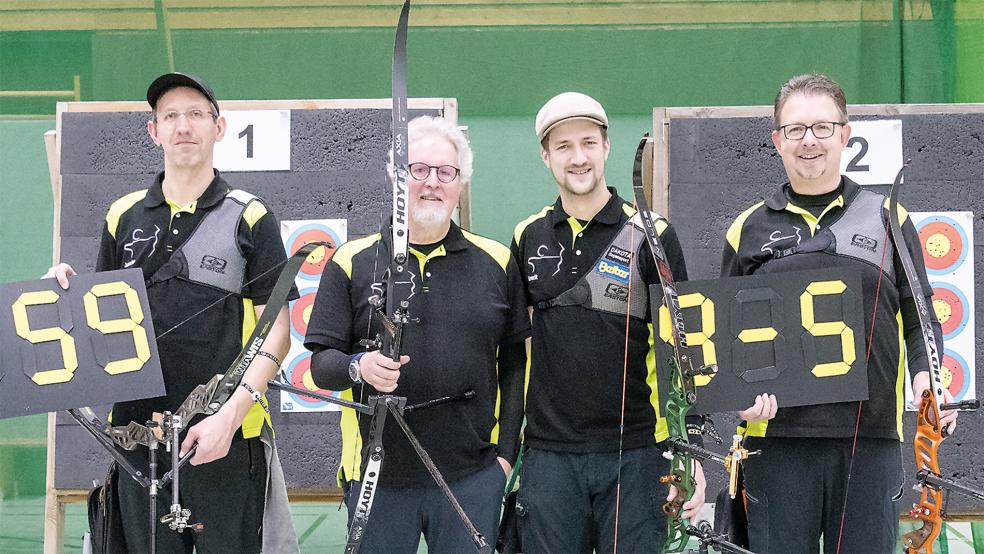 Jascha Nieland (von links), Peter Gerdes, Henrik Elsasser und Frank Otten zeigen die Tafeln mit dem Punkte-Endstand (9:5) und das beste Satzergebnis (59 von 60).  © Foto: privat