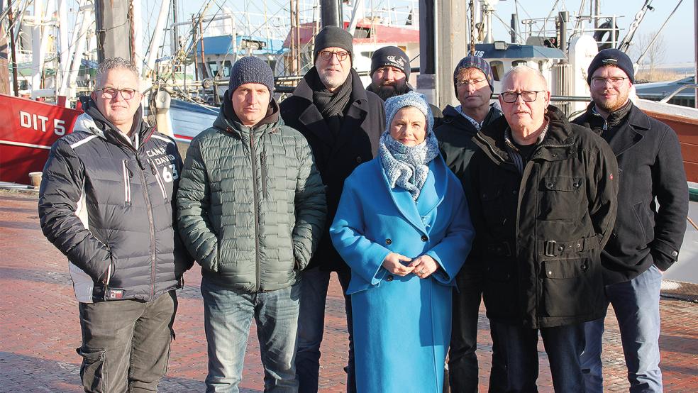 Die Fischer aus der Region diskutierten mit Gitta Connemann (Mitte) über die Kürzung der Gelder (von links): Harald Bruhns, Nanno Bruhns, Gerold Conradi, Andreas Pruski, Ontje Bruhns, Dirk Sander und Harmannus Bruhns.  © Foto: Busemann