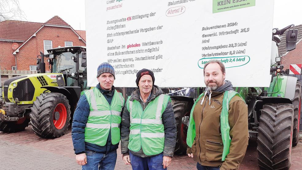 Heiner Janssen, Ude Goudschaal und Georg Penon (von links) informierten in Bunde über die Hintergründe der Bauern-Proteste. »Das Thema ist sehr vielschichtig«, sagte Penon.  © Foto: Berents