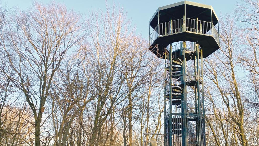 Kein Zutritt: Der Aussichtsturm thront weiterhin verschlossen auf dem Dockberg in Weener.  © Fotos: Hanken