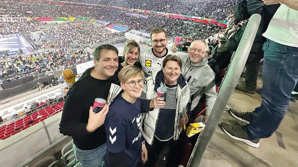 Wilko Modder (im weißen Trikot) aus Bunde war mit seiner Verlobten, Ricarda Remmers, seinen Eltern Johanne (unten rechts) und Wilfried (rechts) sowie seiner Schwester Tomke Meier (vorne) und ihrem Ehemann Daniel Meier im Stadion.  © Fotos: privat