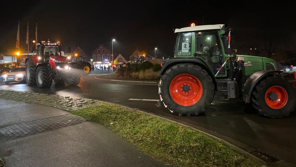 Am Donnerstagabend blockierten Landwirte mit ihren Treckern etwa eine halbe Stunde den Kreisverkehr in Weener.  © Foto: Hanken