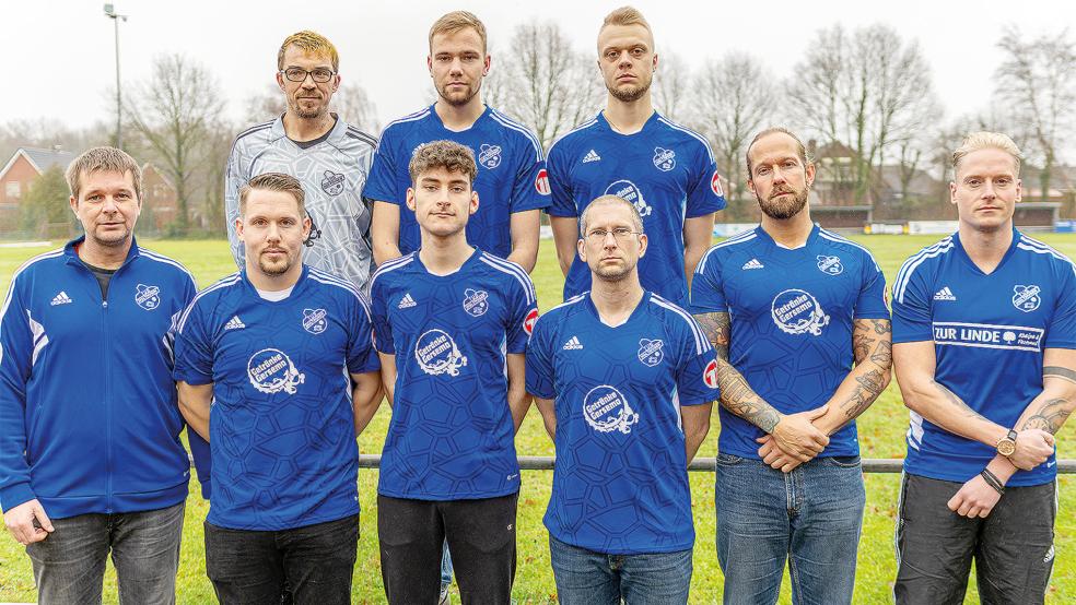 Wie Torhüter Dennis Hinders (oben von links), Marc Röskens und Christoffer Zarbock, stellte Trainer Ingo Arends (unten von links) auch Patrick Meyer, David Jungeblut, Timm Krause und Benjamin Lüdemann gemeinsam mit Co-Trainer Alexander Meyer vor.  © Foto: Jungeblut