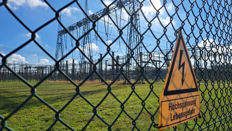 Die ebenfalls laufende Planung für eine neue 110-Kilovolt-Leitung zwischen den Umspannwerken in Diele (Bild) und Papenburg hat sich verzögert. © Szyska