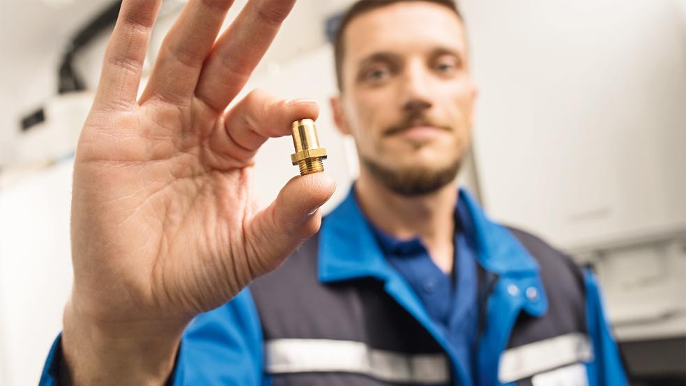 Brennerdüsen wie diese muss die EWE Netz an den Gasgeräten häufig tauschen.  © Foto: Heidmann