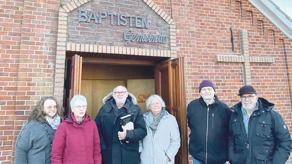 Abschied von der Baptistengemeinde Ditzumerverlaat: Larissa de Vries (Gemeindeleitung Weener), Christine Wilken (Gemeindekasse Verlaat), Klaus Meyer (ehemaliger Pastor), Rosi Johns (Witwe des früheren Pastors Gunther Johns), Joachim Piepersgerdes (letzter Prediger) und Joachim Kappernagel, der in der Kapelle aufwuchs.  © Fotos: Hanken