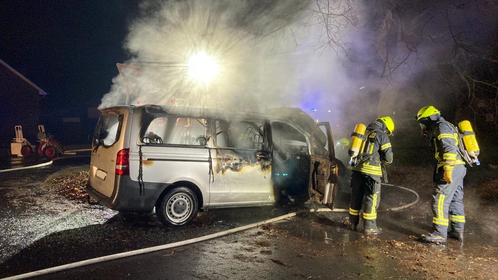 Der Kleintransporter stand in Vollbrand. © Feuerwehr