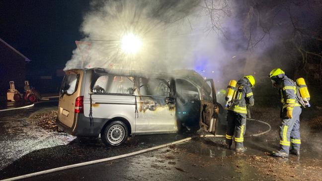 Kleintransporter steht in Vollbrand