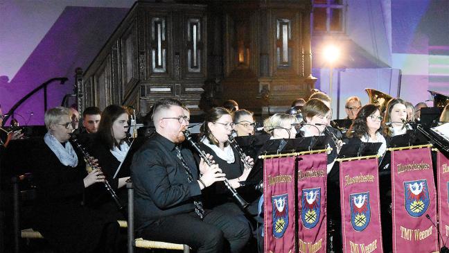 Neujahrsklänge mit Blasmusik und Beleuchtung