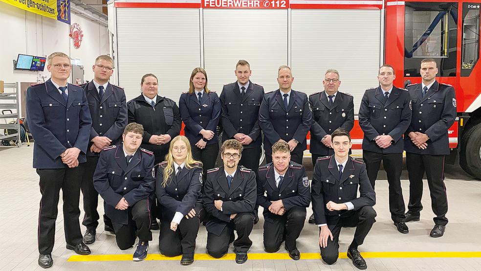 Insgesamt gingen am Freitag 14 Feuerwehrleute in Weener mit einem neuen Dienstrang nach Hause, jeweils von links, untere Reihe: Marcel Feih, Anna-Lena Feih, Timo Geller, Nils Klotzbach und Nico Tarassow. Sowie stehend Christian Sonnenberg, Markus Sonnenberg, Julia Düring, Marina Klaassen, Sven Fisser, Lars Battermann, Detlef Wolters, Rene Kotulla und Tammo Schmidt.  © Foto: Kuper