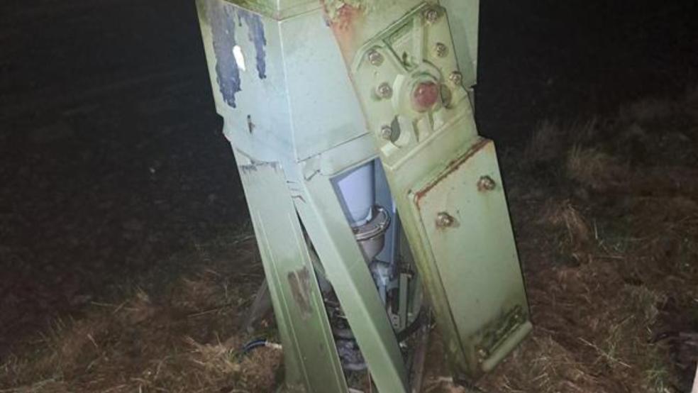 Weil der Schlagbaum nicht abbrach, wurde die komplette Antriebsmechanik verformt. © Polizei