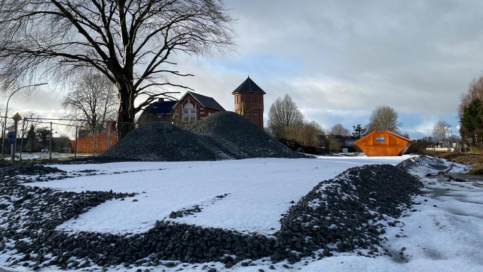 In Höhe des Weeneraner Bahnhofs ist bereits eine Fläche vorbereitet worden, auf denen Baumaterialien gelagert werden können. © Foto: Hanken