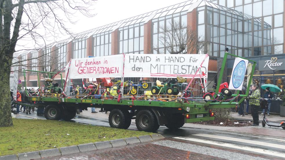 Der Konvoi machte auch Halt vor dem Auricher Kreishaus.  © Foto: Jürgens
