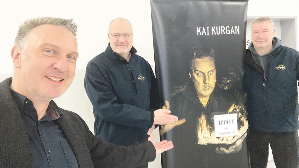 Eine Spende von 1000 Euro überreichte Autor Kai-Uwe Hanken (links) nun an die Steernsnupp-Vorsitzenden Heiner Kruse (Mitte) und Ernst Behrends.  © Foto: privat