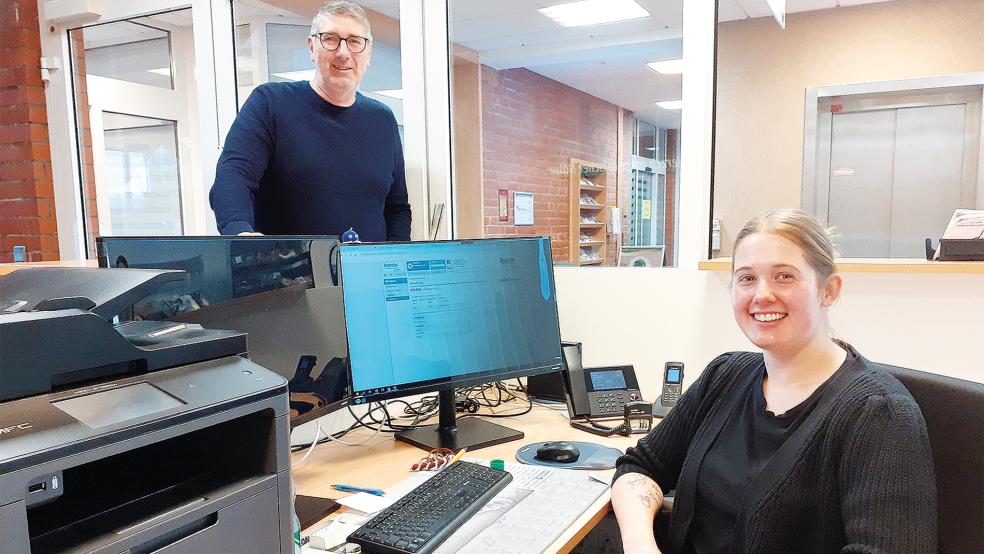 Jörg Siemering und Annika Kohl finden, dass sich das neue System gut etabliert hat. Die Wartezeiten für Besucher des Rathauses der Gemeinde Bunde seien deutlich kürzer.  © Foto: Berents