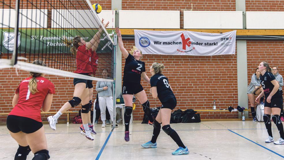 Gegen den Oldenburger TB III konnten die Volleyballerinnen des SV Teutonia Stapelmoor (schwarze Trikots) mit 3:0 nach Sätzen die Oberhand behalten.  © Foto: Jungeblut