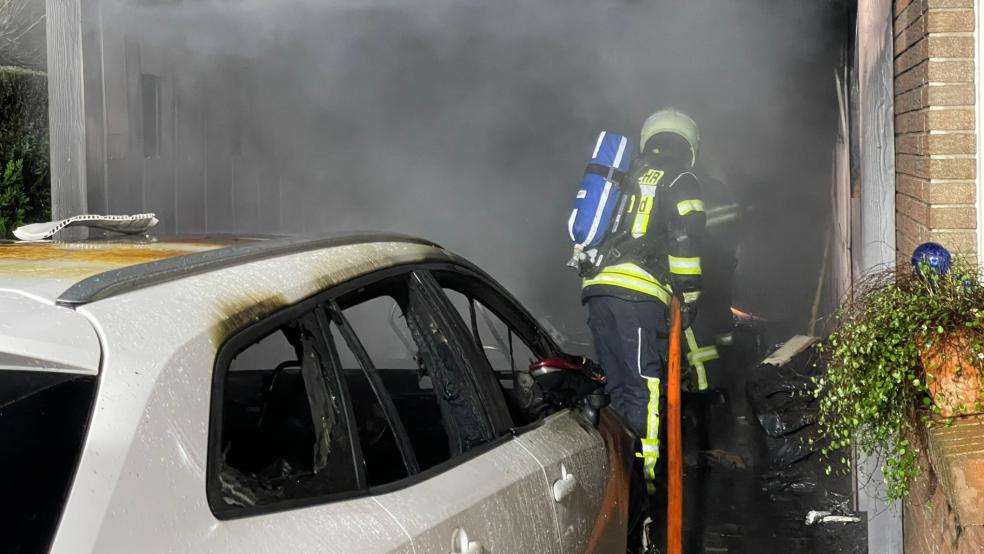 Die Einsatzkräfte konzentrierten sich auf die in Vollbrand stehende Garage des Wohnhauses. © Foto: Feuerwehr Wittmund