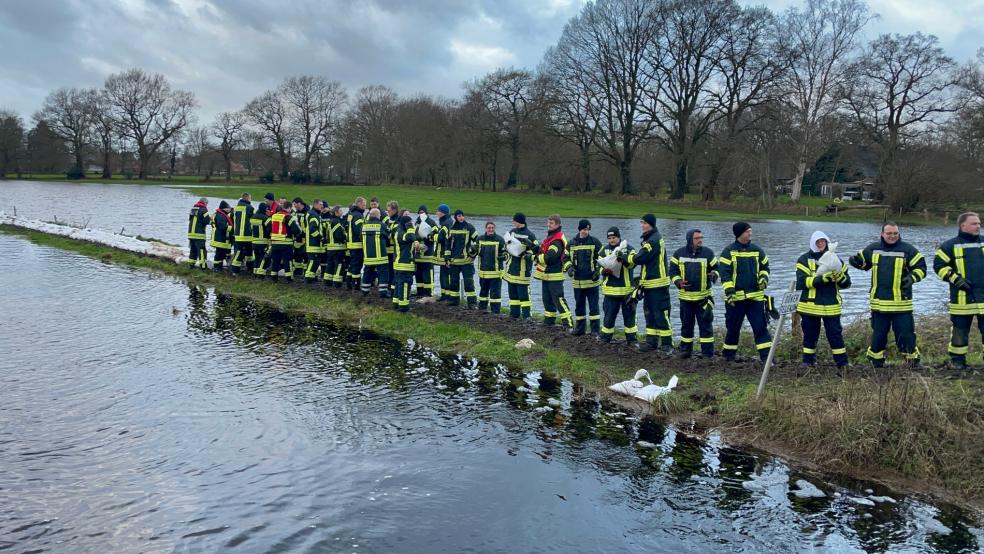 In Ortschaften, die wie Langholt (Gemeinden Rhauderfehn und Ostrhauderfehn) vom Hochwasser betroffen waren, soll finanzielle Hilfe fließen.  © Archivfoto: Hellmers