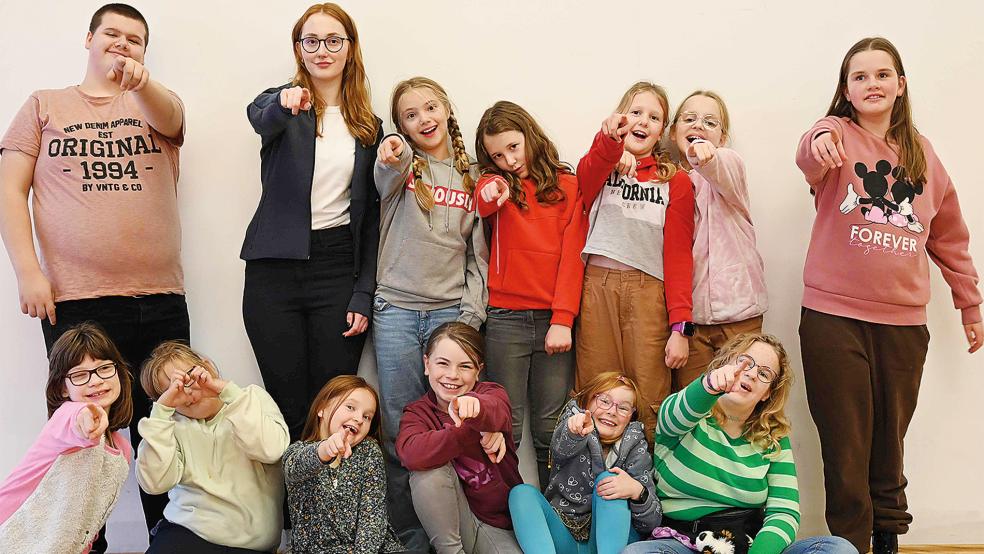 Gute Laune bei den Mitgliedern der Theatergruppe »Emma & Co.«: Die Premiere ihres neuen Stücks »Molly Matilda und die Knüppelkuh« ist bereits ausverkauft, für die Aufführung am 31. Januar gibt es noch kostenlose Tickets.  © Foto: Beckers (Schule am Deich)