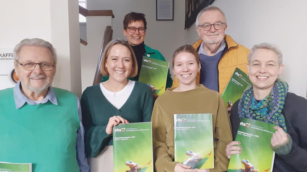 Hans Fricke (von links), Juliane Blech, Sabine Kasimir, Anne Thiel, Jörg Furch und Marion Weber stellten das neue Semesterprogramm der Volkshochschule vor.  © Foto: Oosterheert