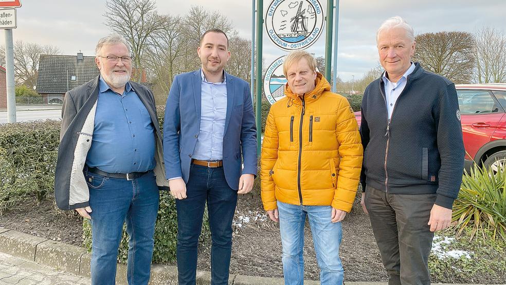 Vor dem Gebäude von Entwässerungsverband und Deichacht (von links): Oberdeich- und Obersielrichter Heiko Albers, SPD-Landtagsabgeordneter Nico Bloem, Horst Stüwe und Verbandsingenieur Adolf Wilken.  © Foto: Privat