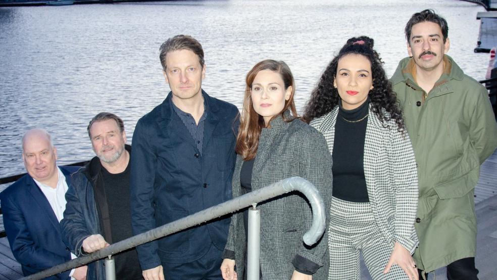 Gruppenbild vor der Kino-Premiere in Leer (von links): Bürgermeister Claus-Peter Horst, Felix Vörtler (Hauptkommissar Brockhorst), Holger Stockhaus (Bestatter Habedank), Sophie Dal (Polizistin Süher), Veronique Coubard (IT-Expertin Kim) und Regisseur Alexander Costea.  © Hanken